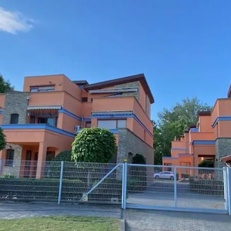 Imadnivalo Kis Lakas Balatoni Panoramaval. *