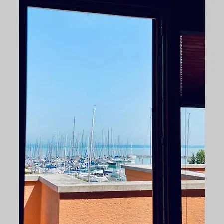 Imadnivalo Kis Lakas Balatoni Panoramaval. Siofok