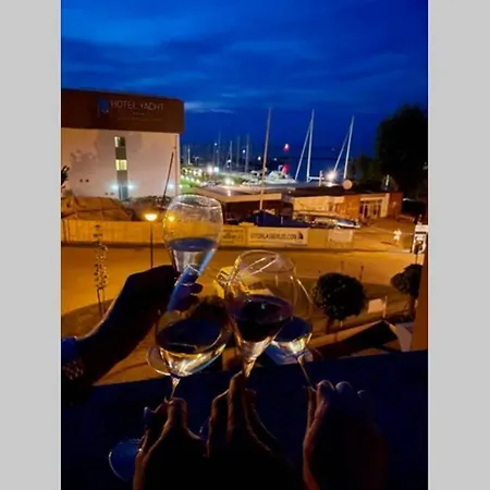 Imadnivalo Kis Lakas Balatoni Panoramaval. Siofok